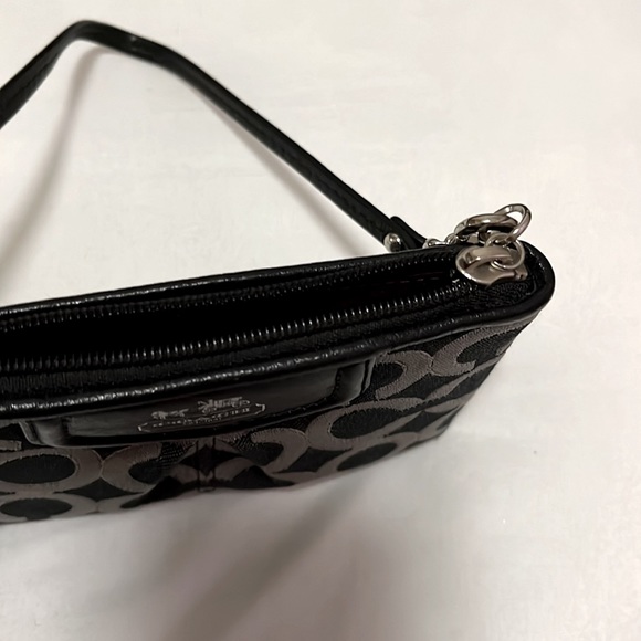 COACH>> Wristlet - Picture 11 of 11